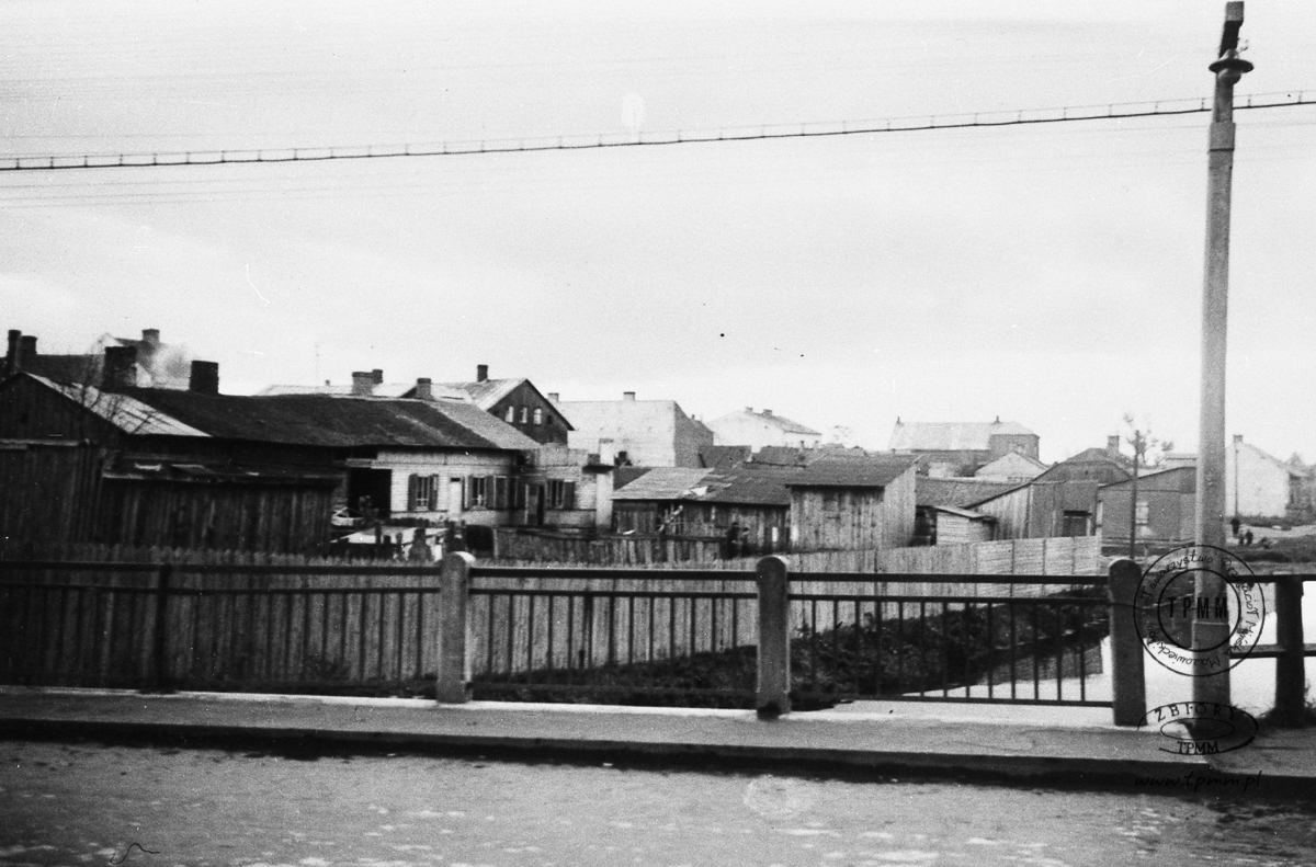 Ujęcie z mostu na ul. Warszawskiej w kierunku południowym. Drewniana zabudowa getta między rzeką Srebną, a ul. Nadrzeczną.