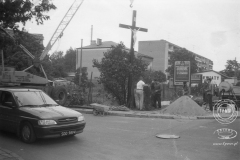 Montaż krzyża przy ulicy Świętokrzyskiej (foto: S. Ciszkowski) - 01